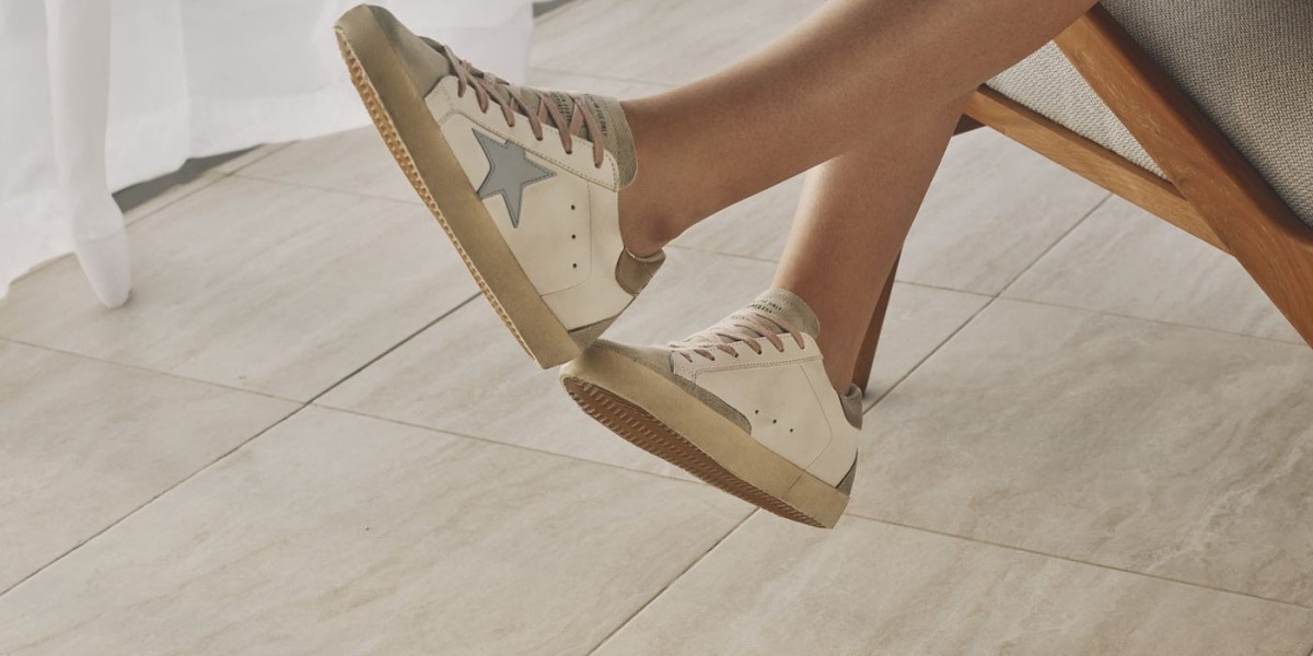 prints and design details Golden Goose Sneakers Outlet that are having